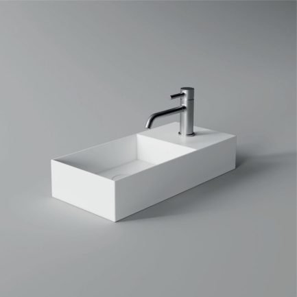 Spy, lavabo in ceramica da appoggio o sospeso compatto 55 x 25 cm di Alice Ceramica