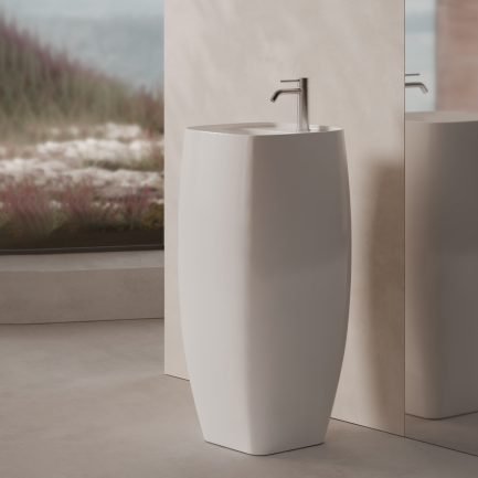 Nur Plan, lavabo freestanding in ceramica bianca lucida 47,5 x H91 cm con foro di Alice Ceramica