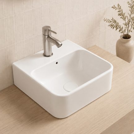 Normal, lavabo d’appoggio in ceramica con foro rubinetteria 35 x 35 cm di Axa
