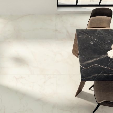 Marvel Shine Calacatta Delicato Silk, piastrella in gres porcellanato effetto marmo di Atlas Concorde