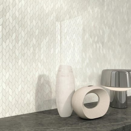 MARVEL SHINE | Mosaico Twist Calacatta Delicato, decoro in pasta bianca effetto marmo di Atlas Concorde