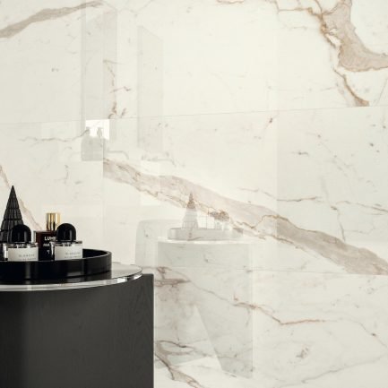 Marvel Shine Calacatta Prestigio Shiny, rivestimento in pasta bianca effetto marmo di Atlas Concorde