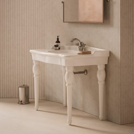 Boheme, lavabo a consolle con gambe in ceramica bianca lucida 112 x 64, H 89 cm di Alice Ceramica