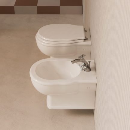 Boheme, set sanitari sospesi retrò in ceramica bianca lucida con coprivaso di Alice Ceramica