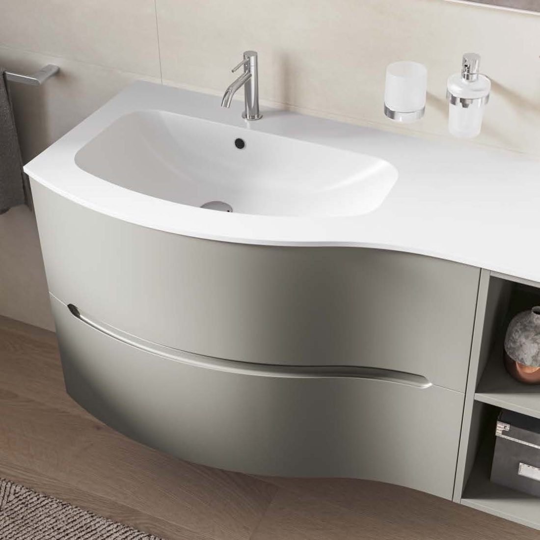 Mito 2, base sospesa semicurva con lavabo in mineralmarmo e specchiera con applique di Inda 2
