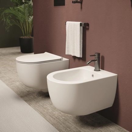Unica 50, set sanitari sospesi aliFlush+ in ceramica bianca opaca con coprivaso soft-close di Alice Ceramica
