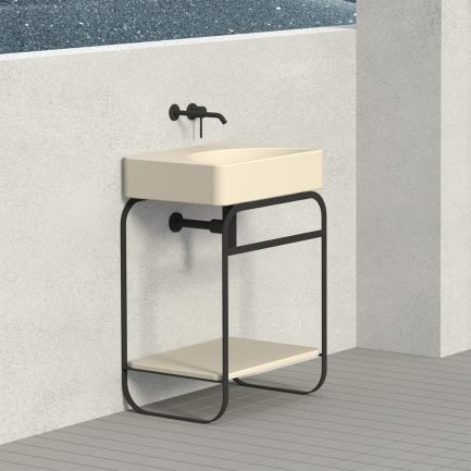 Lunaris, struttura in acciaio nero con lavabo e ripiano in ceramica sabbia matt 61 x 45 cm di Alice Ceramica
