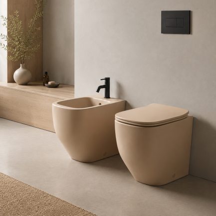 White jam, set sanitari a terra NORIM® in ceramica Sahara matt con coprivaso soft-close di AXA Ceramica