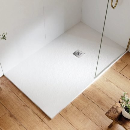 Base Slate, piatto doccia effetto pietra bianco in Akron® con griglia inox, spessore di 3 cm di Acquabella