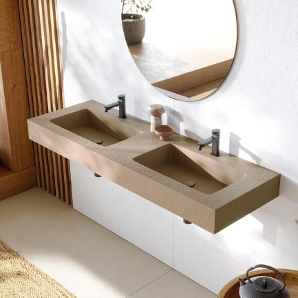 Integra 2, lavabo sospeso a doppia vasca in Akron® cappuccino 140 x 46 cm di Acquabella