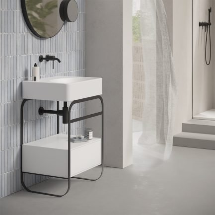 Lunaris, struttura in acciaio nero con lavabo e cassetto bianco opaco 61 x 45 cm di Alice Ceramica