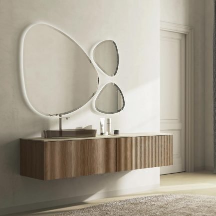 Ritratto 16, mobile da bagno sospeso cannettato rovere con top in HPL e lavabo in Ocritech® fumè bronzo di Legnobagno