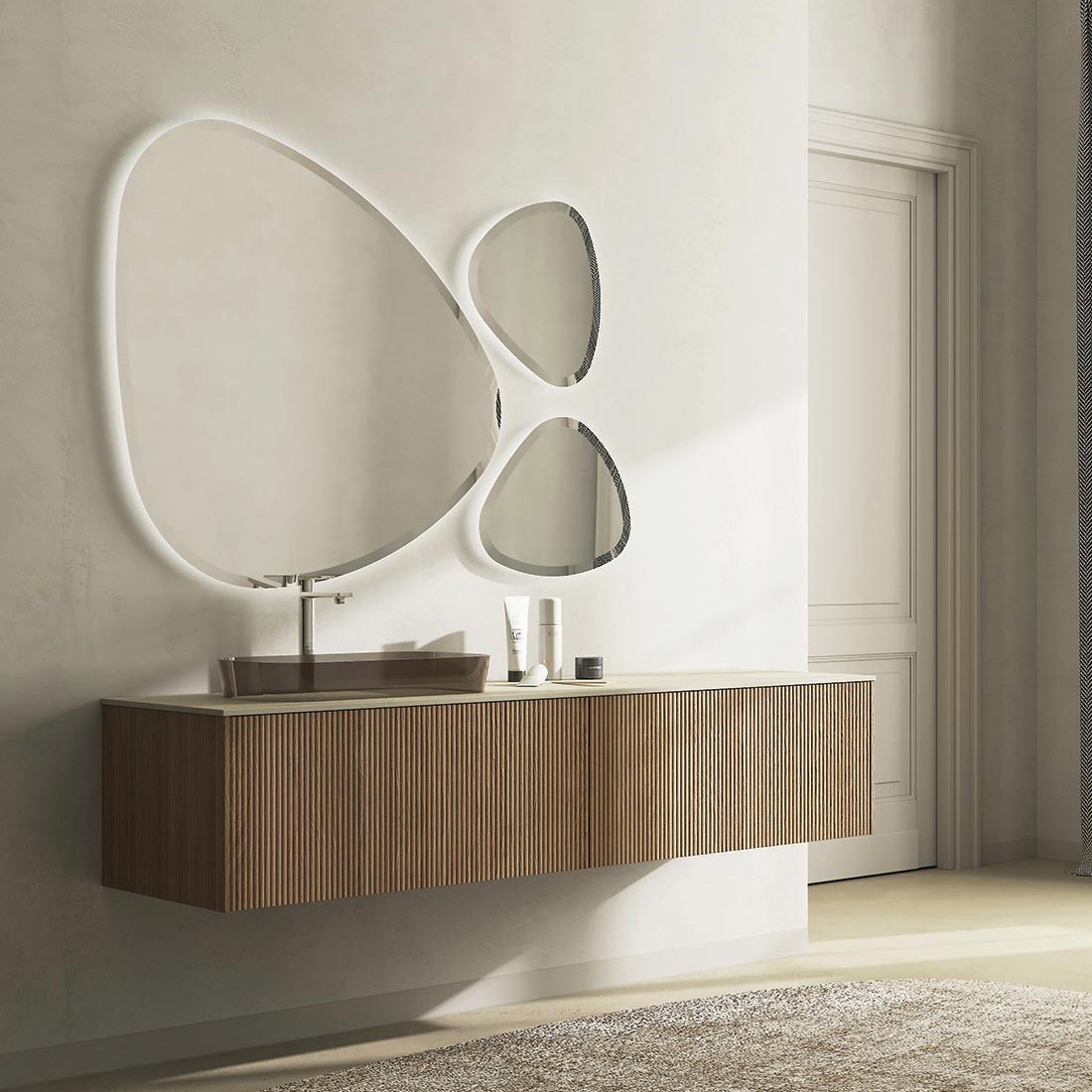 Ritratto 16, mobile da bagno sospeso cannettato rovere con top in HPL e lavabo in Ocritech® fumè bronzo di Legnobagno