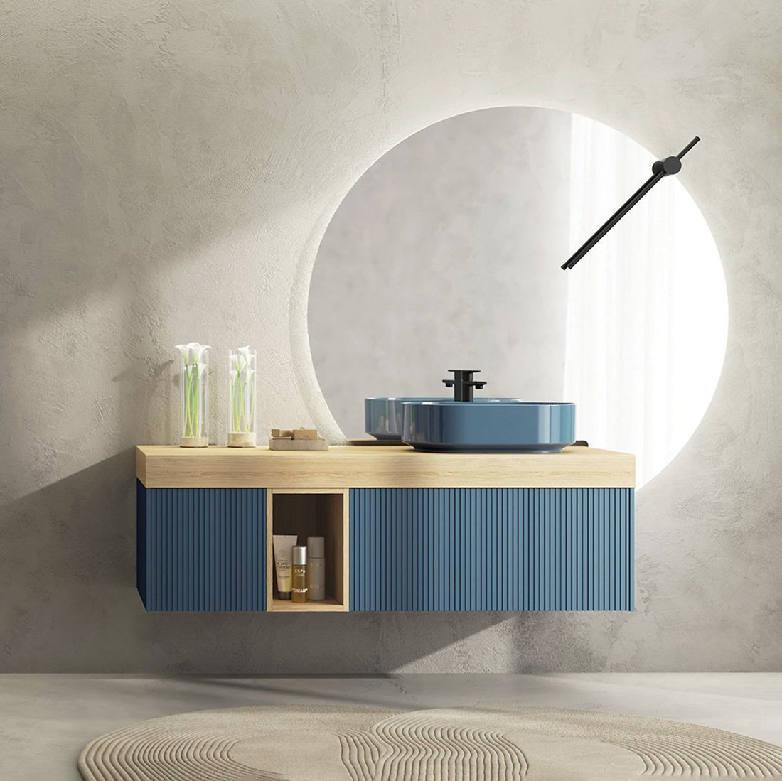 Ritratto-8,-mobile-da-bagno-sospeso-rigato-blu-con-lavabo-in-ceramica-denim-lucido-di-Legnobagno