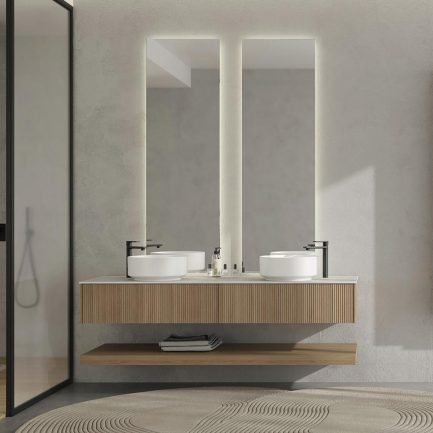 Ritratto 13, mobile da bagno sospeso cannettato rovere con top in HPL marmo e lavabi da appoggio di Legnobagno