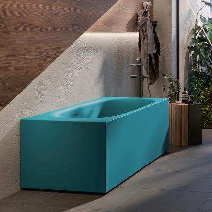 Soap Wall, vasca semi-freestanding in TechFusion System petrolio opaco 168 x 75 cm di Forma Aquae
