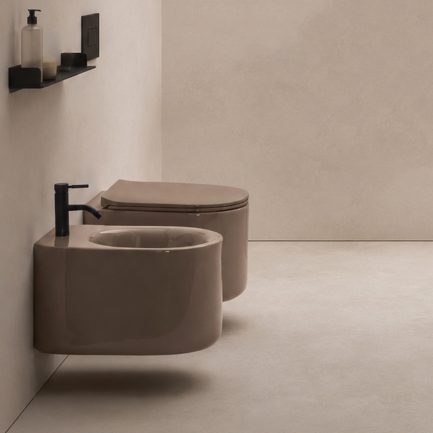 Delano, set sanitari sospesi filomuro NORIM® in ceramica terra lucido con coprivaso soft-close di AXA