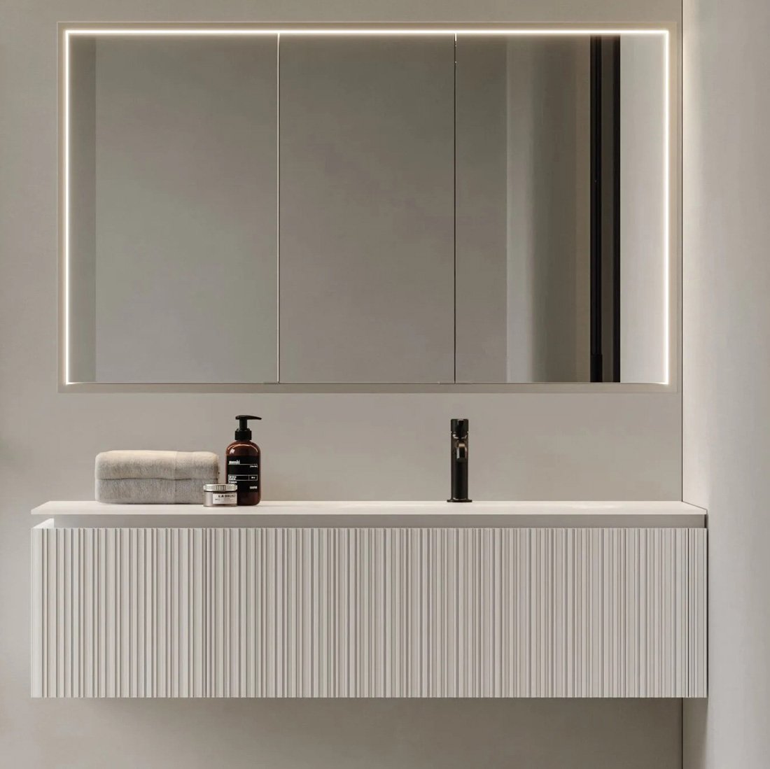 ViaCondotti-04,-mobile-da-bagno-sospeso-in-legno-dogato-neve-con-top-lavabo-in-cristallo-di-Ideagroup-dett-3