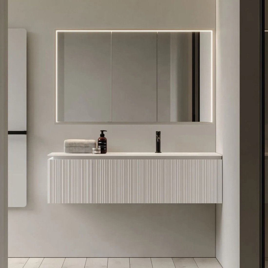 ViaCondotti-04,-mobile-da-bagno-sospeso-in-legno-dogato-neve-con-top-lavabo-in-cristallo-di-Ideagroup