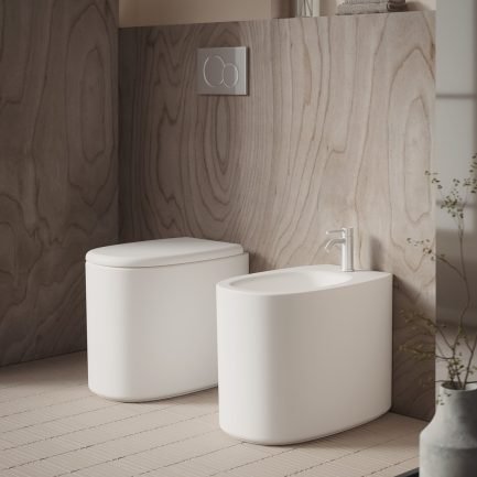 Idilla, set sanitari a terra filomuro in ceramica bianca opaca con sistema aliflush+ con coprivaso di Alice Ceramica