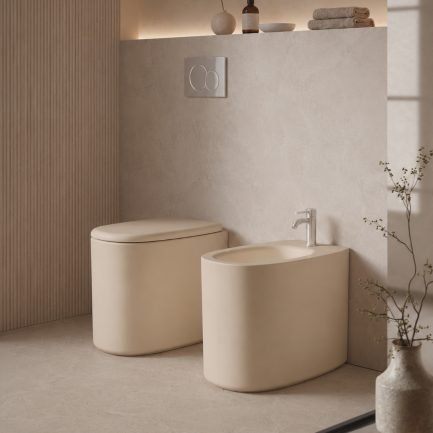 Idilla, set sanitari a terra filomuro in ceramica sabbia opaca con sistema aliflush+ con coprivaso di Alice Ceramica