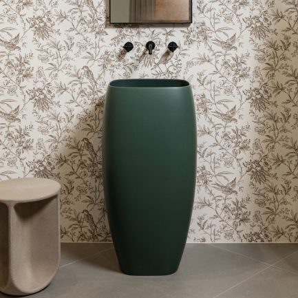 Nur, lavabo freestanding in ceramica verde alpi opaca 47,5 x H91 cm di Alice Ceramica