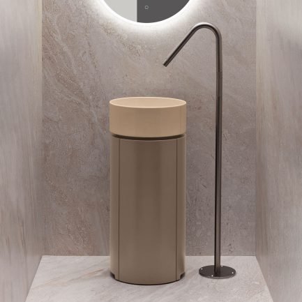 Mate, mobile freestanding in legno moka opaco con lavabo in ceramica Es-senza Ø40 cm di AXA