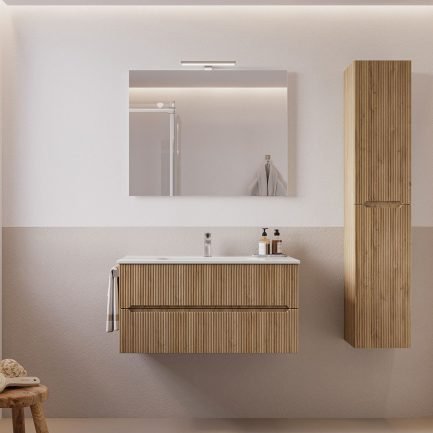 Verso 01, mobile da bagno cannettato rovere chalet con lavabo in ceramica di Legnobagno