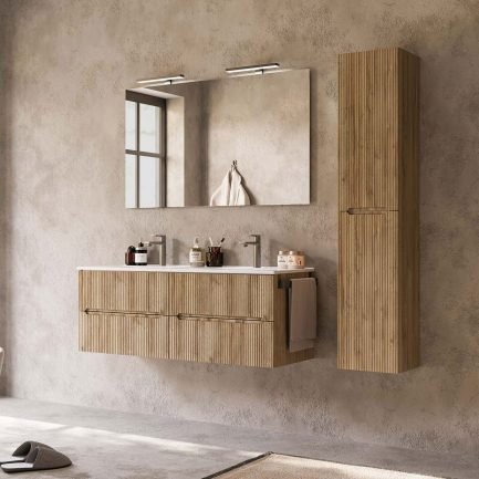 Verso 04, mobile da bagno cannettato rovere chalet con lavabo in ceramica doppio di Legnobagno