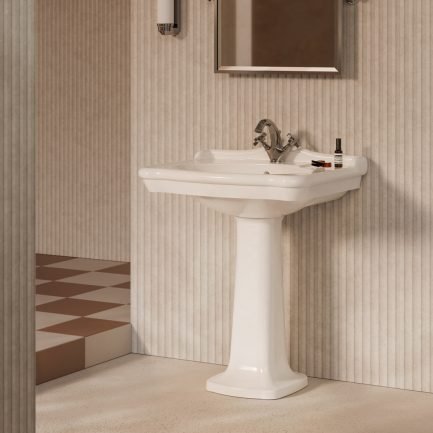 Boheme, lavabo su colonna in ceramica bianca lucida 70 x 56, H 82 cm di Alice Ceramica