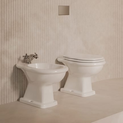 Boheme, set sanitari a terra distanziati retrò in ceramica bianca lucida con coprivaso di Alice Ceramica