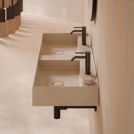 Hide, lavabo sospeso con due vasche in ceramica sabbia matt 120 x 45 cm di Alice Ceramica