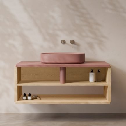 Lari, mobile da bagno a giorno rovere sahara con top e lavabo da appoggio malva opaco di Alice