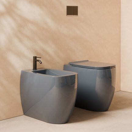 Nur, set sanitari a terra rimless in ceramica mirto lucida con coprivaso soft-close di Alice Ceramica