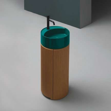 Mate +, mobile freestanding Canaletto Quercia con lavabo in ceramica petrolio Ø40 cm di AXA