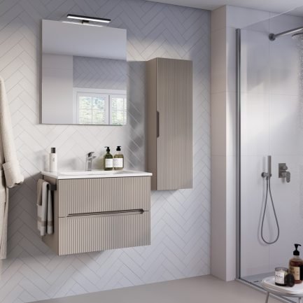 Verso 09, mobile da bagno cannettato creta opaco con lavabo in ceramica di Legnobagno