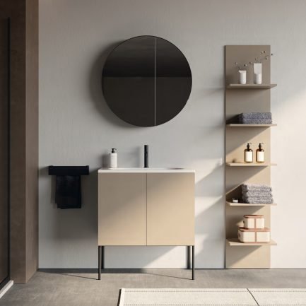Venti.26 06, mobile da bagno torta con basamento nero e lavabo in ceramica bianca lucida di Colavene