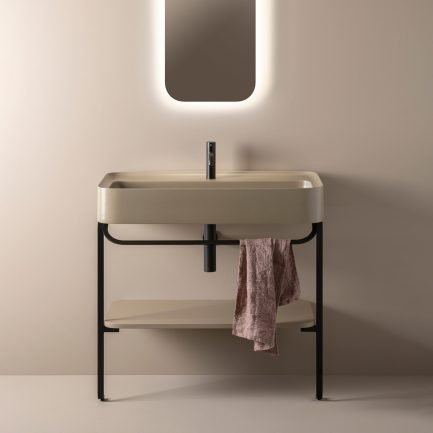 Cameo, struttura in metallo nero con ripiano e lavabo in ceramica beige 90 x 50 cm di Valdama