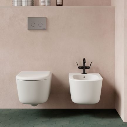 Lalita, set sanitari sospesi Cleanstorm® in ceramica bianca lucida con coprivaso soft-close di Globo