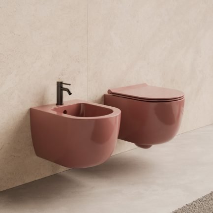 Unica 47, set sanitari sospesi aliFlush+ in ceramica tabasco lucido con coprivaso soft-close di Alice Ceramica